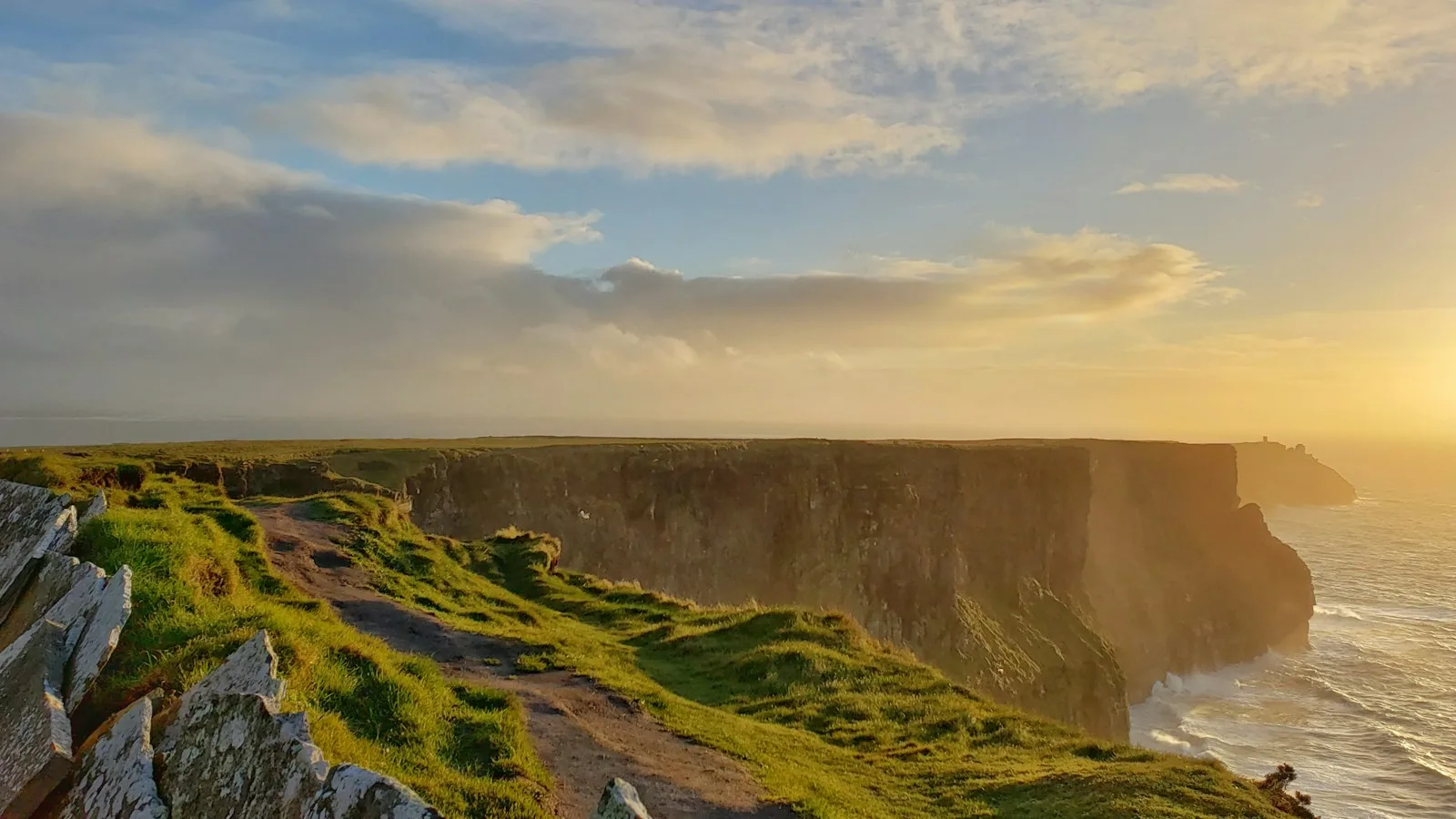 Les falaises de Moher plongeant dans l'Atlantique, comté de Clare