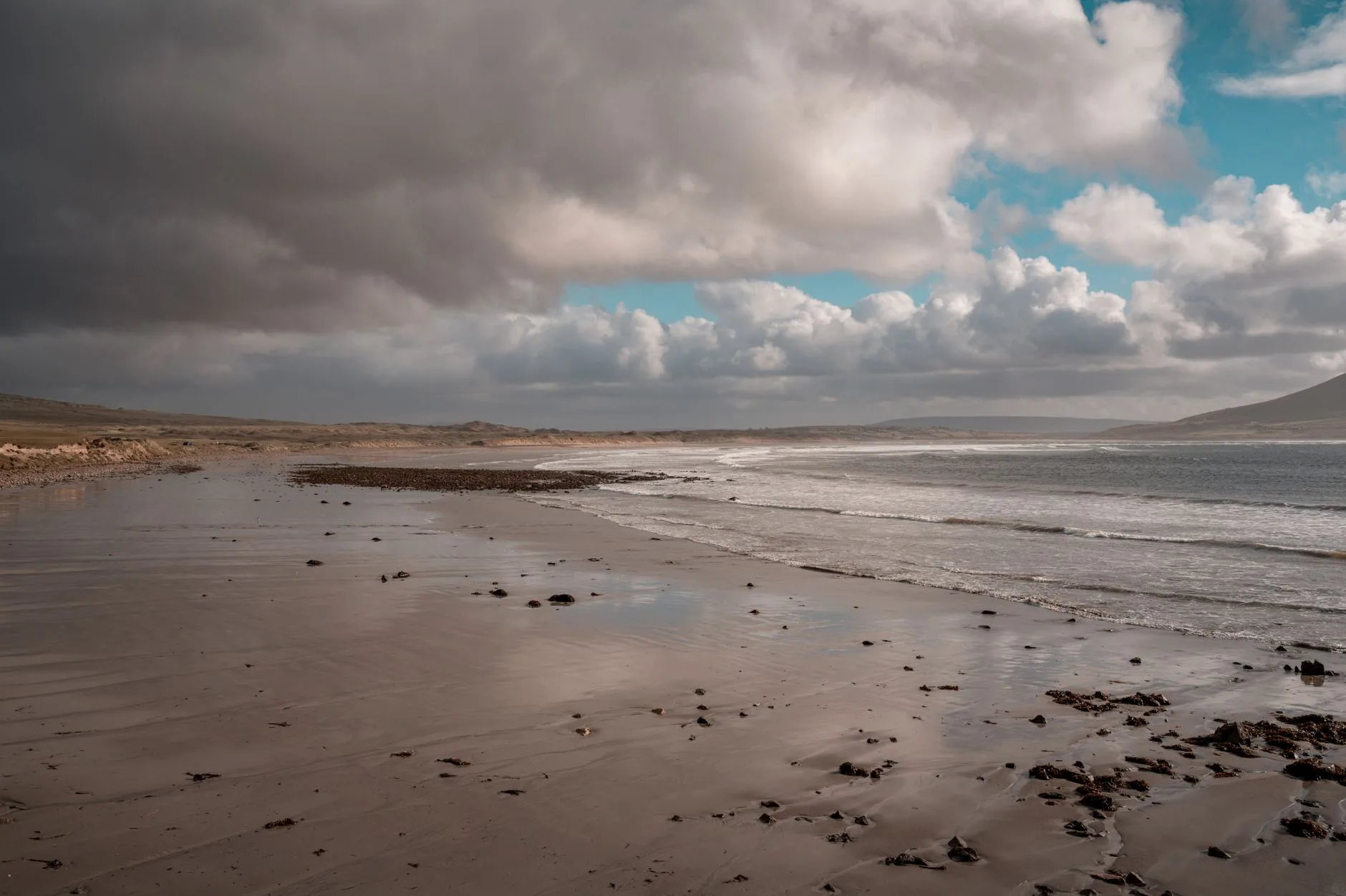 Paysage irlandais verdoyant au bord de l'Atlantique