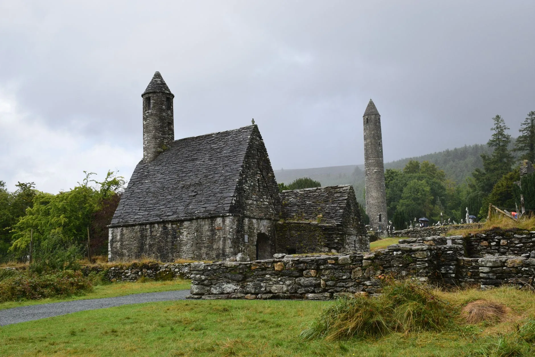 Église de pierre et ciel nuageux sur le site monastique de Glendalough