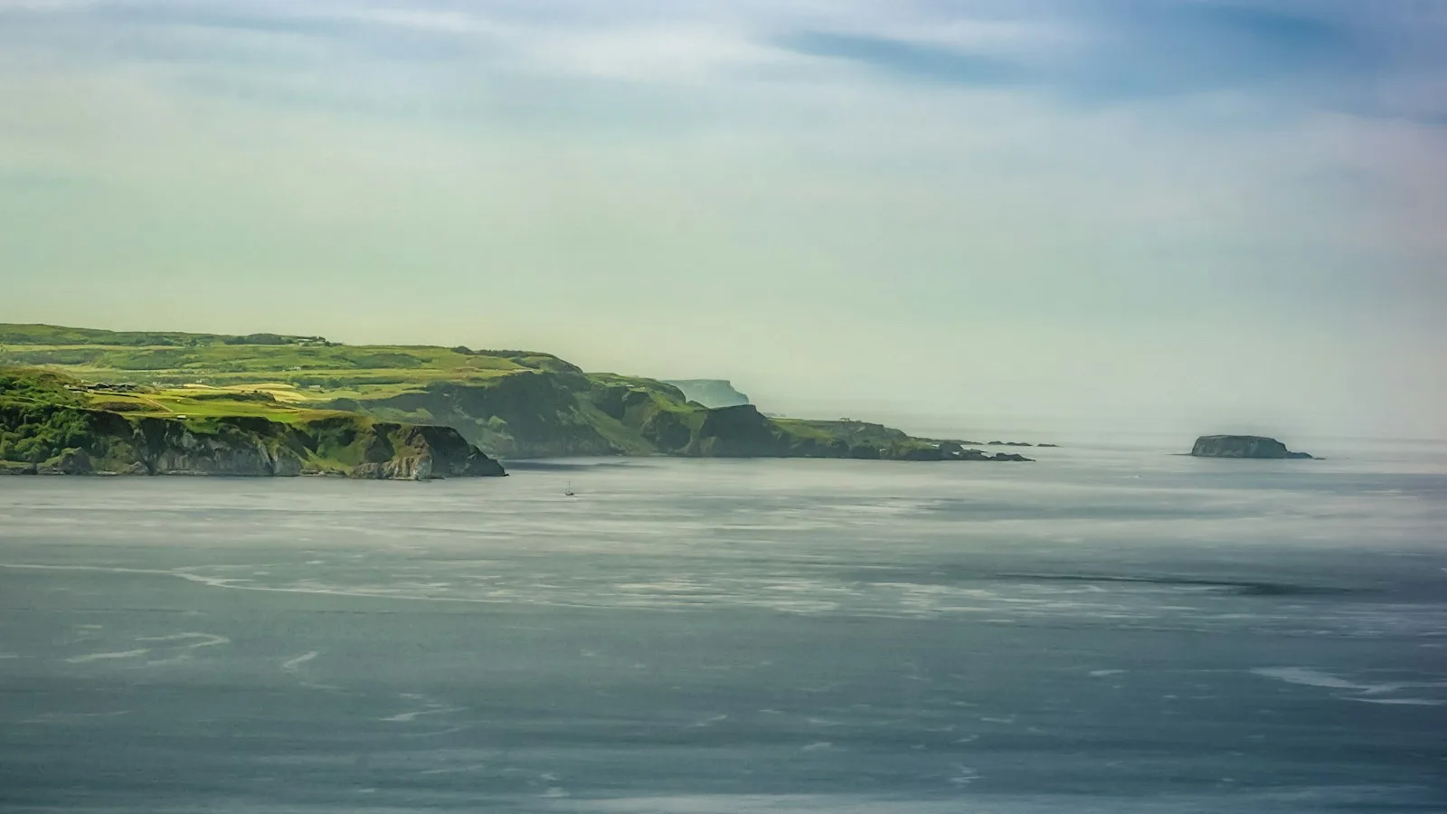 Paysage verdoyant de la côte atlantique irlandaise