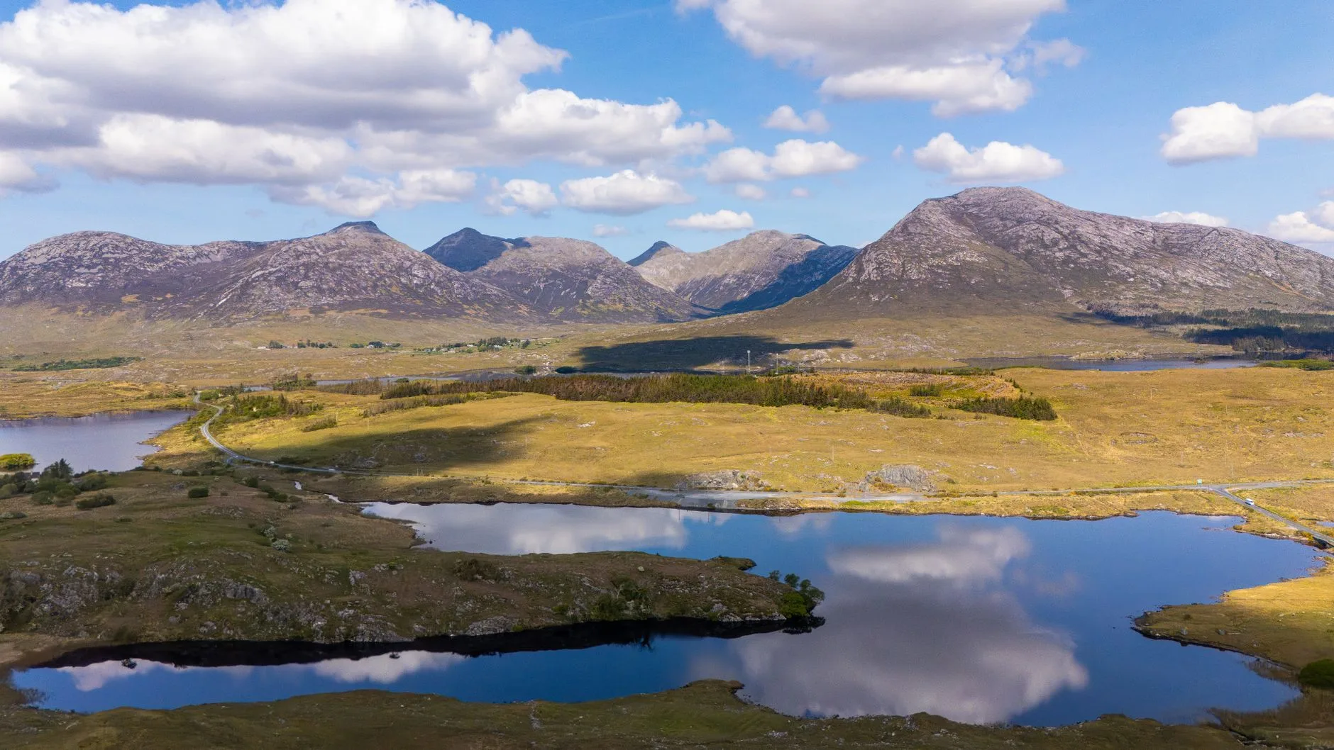 Paysage de lacs et de montagnes dans le Connemara, comté de Galway